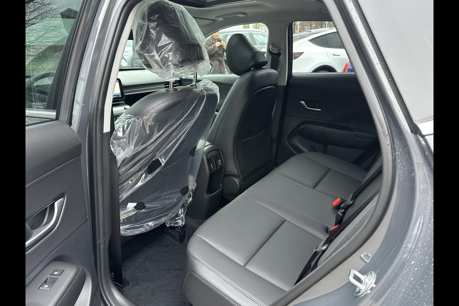 Hyundai Kona 1.6 GDI HEV Premium Sky FULL HYBRID | NIEUWE AUTO MET REGISTRATIE | VOLLE AUTO! | FABR GARANTIE T/M 12-2029| ELEK. ACHTERKLEP| PANO| ELEK STOEL| STOEL VENTILATIE