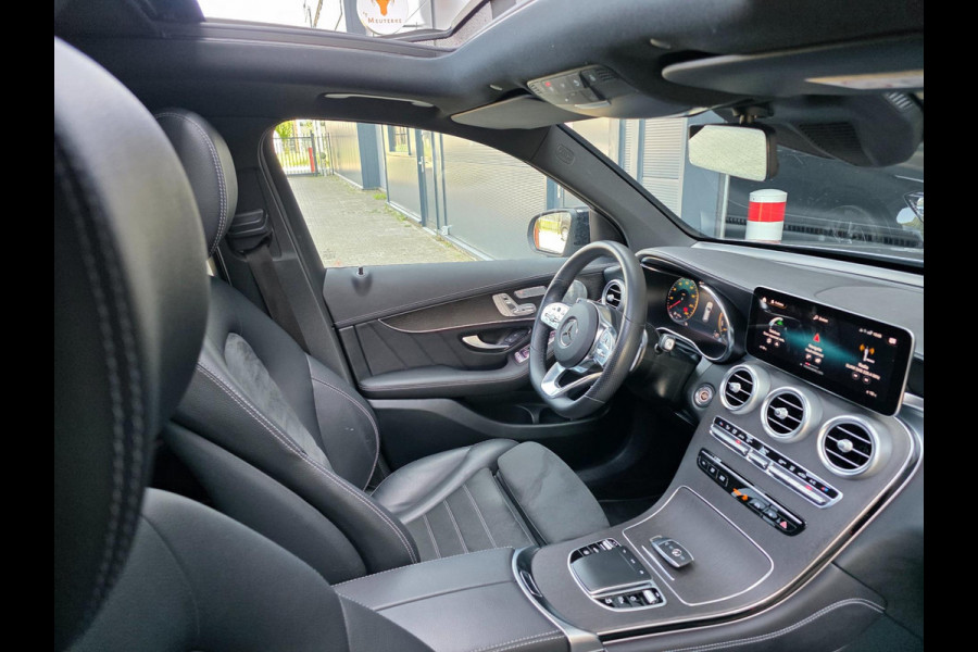 Mercedes-Benz GLC 300e 4MATIC Premium Plus / LUCHTVERING / PANORAMADAK / ALARMKLASSE 5 / TREKHAAK ELEKTRISCH / AMG-LINE !