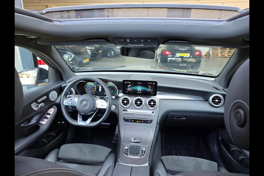 Mercedes-Benz GLC 300e 4MATIC Premium Plus / LUCHTVERING / PANORAMADAK / ALARMKLASSE 5 / TREKHAAK ELEKTRISCH / AMG-LINE !