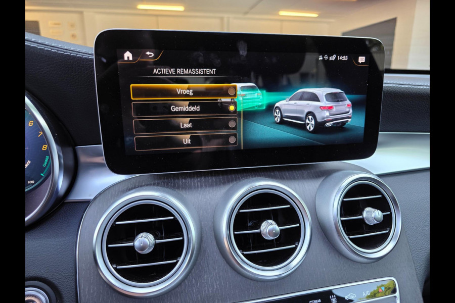 Mercedes-Benz GLC 300e 4MATIC Premium Plus / LUCHTVERING / PANORAMADAK / ALARMKLASSE 5 / TREKHAAK ELEKTRISCH / AMG-LINE !