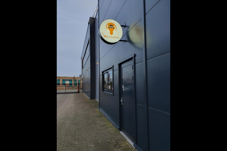 Mercedes-Benz GLC 300e 4MATIC Premium Plus / LUCHTVERING / PANORAMADAK / ALARMKLASSE 5 / TREKHAAK ELEKTRISCH / AMG-LINE !