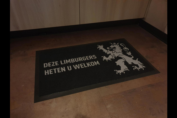 Mercedes-Benz GLC 300e 4MATIC Premium Plus / LUCHTVERING / PANORAMADAK / ALARMKLASSE 5 / TREKHAAK ELEKTRISCH / AMG-LINE !