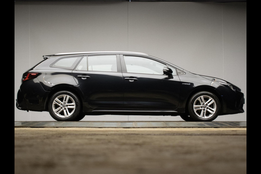 Toyota Corolla Touring Sports 1.8 Hybrid Sport (APPLE CARPLAY,NAVI,LED,CRUISE,SPORTSTOELEN,CAMERA,TREKHAAK,LM VELGEN,GETINT,PDC)