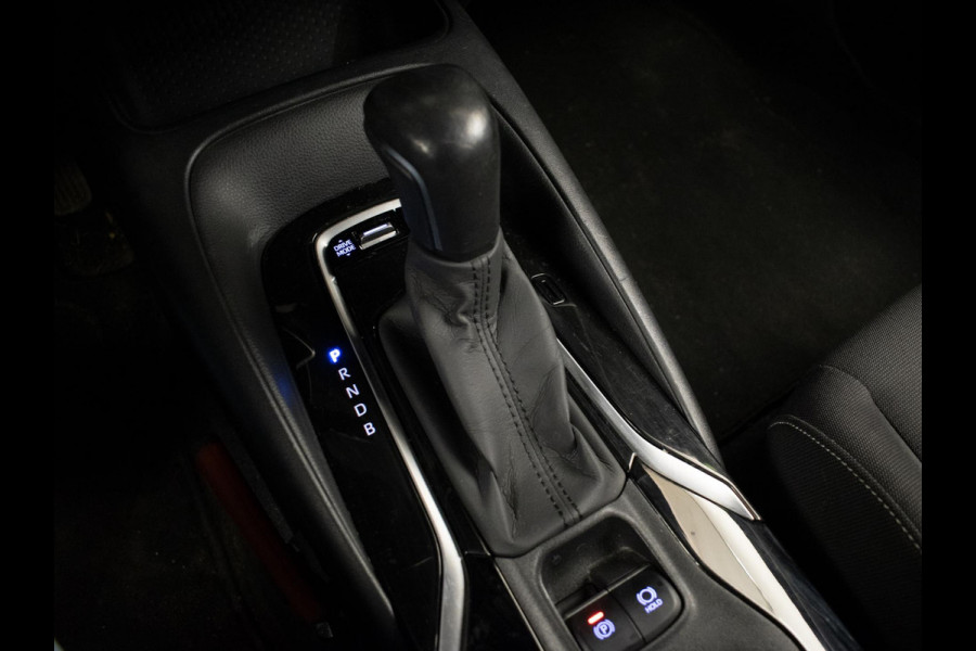 Toyota Corolla Touring Sports 1.8 Hybrid Sport (APPLE CARPLAY,NAVI,LED,CRUISE,SPORTSTOELEN,CAMERA,TREKHAAK,LM VELGEN,GETINT,PDC)