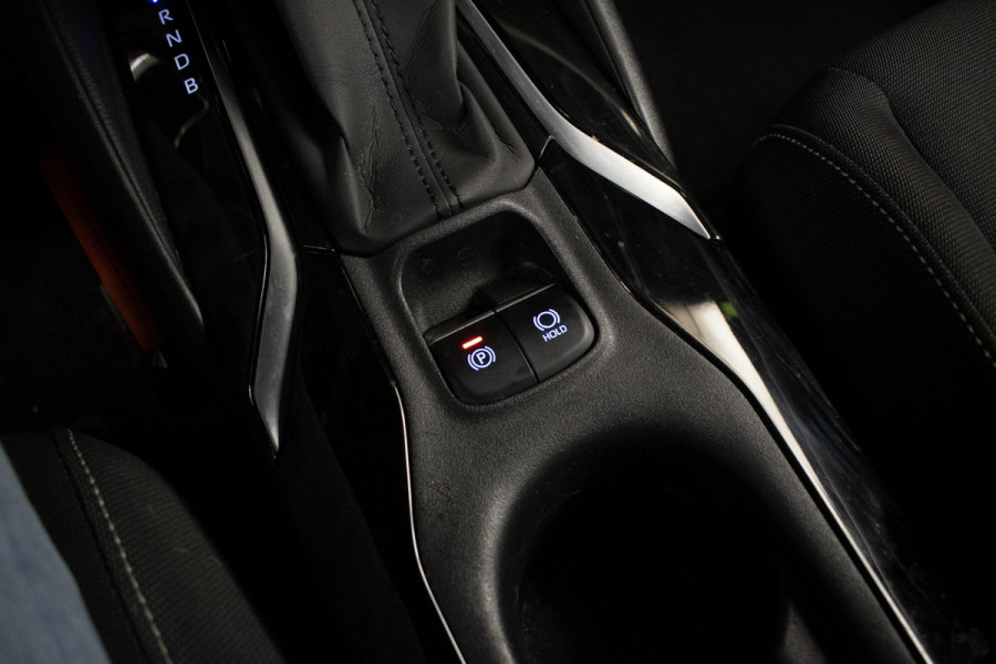 Toyota Corolla Touring Sports 1.8 Hybrid Sport (APPLE CARPLAY,NAVI,LED,CRUISE,SPORTSTOELEN,CAMERA,TREKHAAK,LM VELGEN,GETINT,PDC)