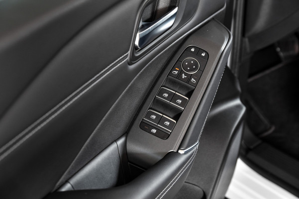 Nissan QASHQAI 1.3 MHEV Xtronic 158 PK N-Connecta - Automaat | Panodak | Cold Pack | Dig. Cockpit | Adapt. Cruise | 360 Camera | PDC | NAV + App Connect | LM 18" | ECC | 6031