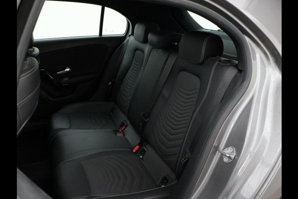 Mercedes-Benz A-Klasse 180D AUT. NIEUW MODEL + WIDESCREEN MBUX | CAMERA | 18" AMG | STOELVERW. | LED | DAB