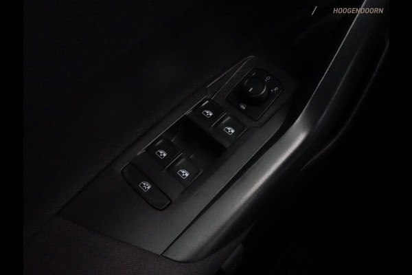 Volkswagen Polo 1.0 TSI R-Line (APPLE CARPLAY,LED,SPORTSTOELEN,LM-VELGEN,CLIMATE,ADAPTIVE CRUISE,TREKHAAK,TOPCONDITIE)