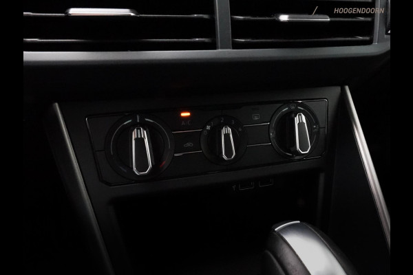 Volkswagen Polo 1.0 TSI R-Line (APPLE CARPLAY,LED,SPORTSTOELEN,LM-VELGEN,CLIMATE,ADAPTIVE CRUISE,TREKHAAK,TOPCONDITIE)