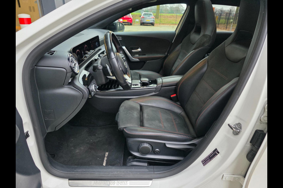 Mercedes-Benz A-Klasse 180 Business Solution AMG Night Upgrade / TECHNISCH HELEMAAL IN ORDE , OPTISCH MET ENKELE GEBRUIKERSSPOREN.