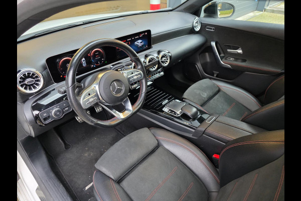 Mercedes-Benz A-Klasse 180 Business Solution AMG Night Upgrade / TECHNISCH HELEMAAL IN ORDE , OPTISCH MET ENKELE GEBRUIKERSSPOREN.