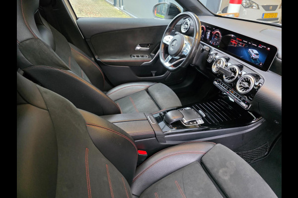 Mercedes-Benz A-Klasse 180 Business Solution AMG Night Upgrade / TECHNISCH HELEMAAL IN ORDE , OPTISCH MET ENKELE GEBRUIKERSSPOREN.