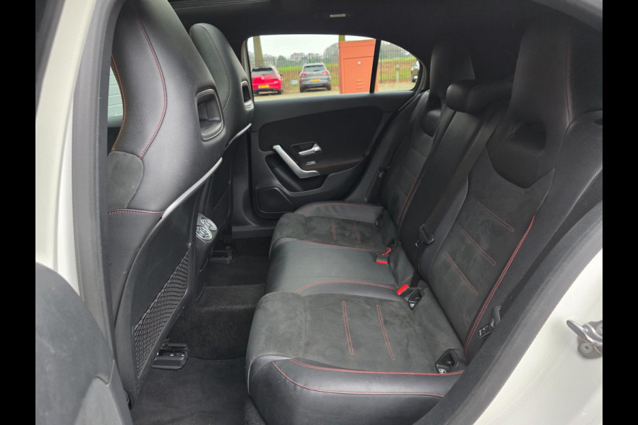 Mercedes-Benz A-Klasse 180 Business Solution AMG Night Upgrade / TECHNISCH HELEMAAL IN ORDE , OPTISCH MET ENKELE GEBRUIKERSSPOREN.