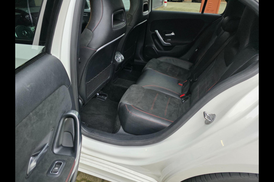 Mercedes-Benz A-Klasse 180 Business Solution AMG Night Upgrade / TECHNISCH HELEMAAL IN ORDE , OPTISCH MET ENKELE GEBRUIKERSSPOREN.