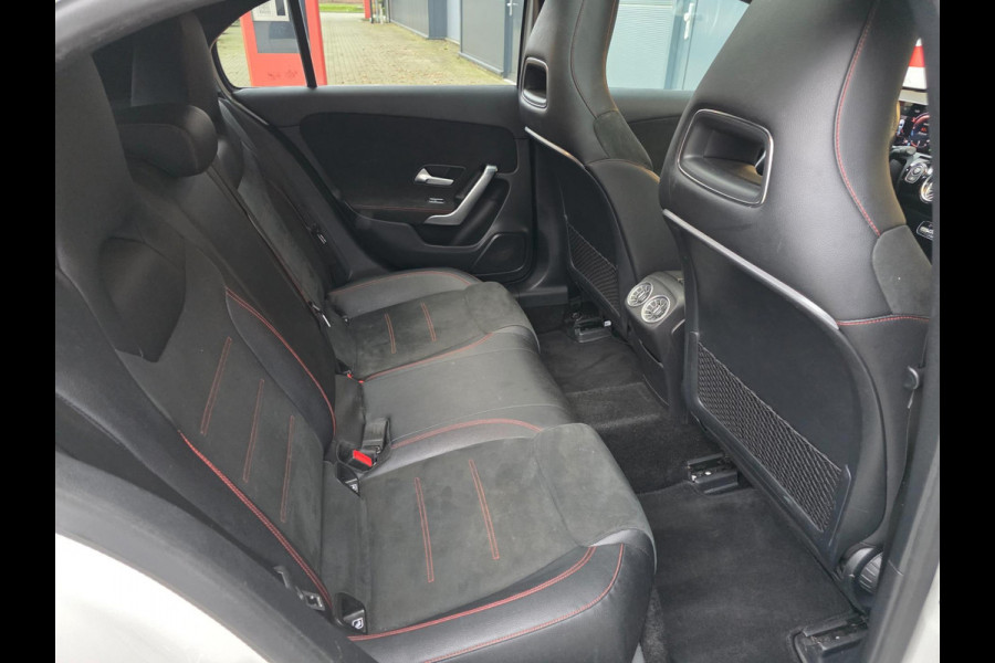 Mercedes-Benz A-Klasse 180 Business Solution AMG Night Upgrade / TECHNISCH HELEMAAL IN ORDE , OPTISCH MET ENKELE GEBRUIKERSSPOREN.