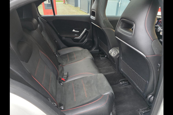Mercedes-Benz A-Klasse 180 Business Solution AMG Night Upgrade / TECHNISCH HELEMAAL IN ORDE , OPTISCH MET ENKELE GEBRUIKERSSPOREN.