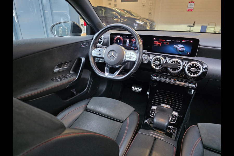 Mercedes-Benz A-Klasse 180 Business Solution AMG Night Upgrade / TECHNISCH HELEMAAL IN ORDE , OPTISCH MET ENKELE GEBRUIKERSSPOREN.