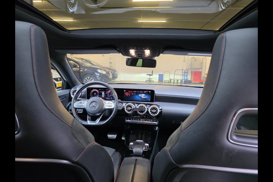Mercedes-Benz A-Klasse 180 Business Solution AMG Night Upgrade / TECHNISCH HELEMAAL IN ORDE , OPTISCH MET ENKELE GEBRUIKERSSPOREN.