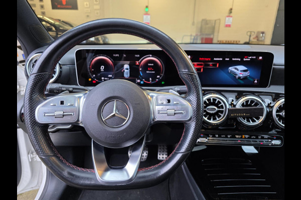 Mercedes-Benz A-Klasse 180 Business Solution AMG Night Upgrade / TECHNISCH HELEMAAL IN ORDE , OPTISCH MET ENKELE GEBRUIKERSSPOREN.