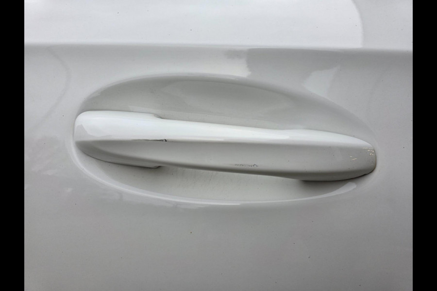 Mercedes-Benz A-Klasse 180 Business Solution AMG Night Upgrade / TECHNISCH HELEMAAL IN ORDE , OPTISCH MET ENKELE GEBRUIKERSSPOREN.