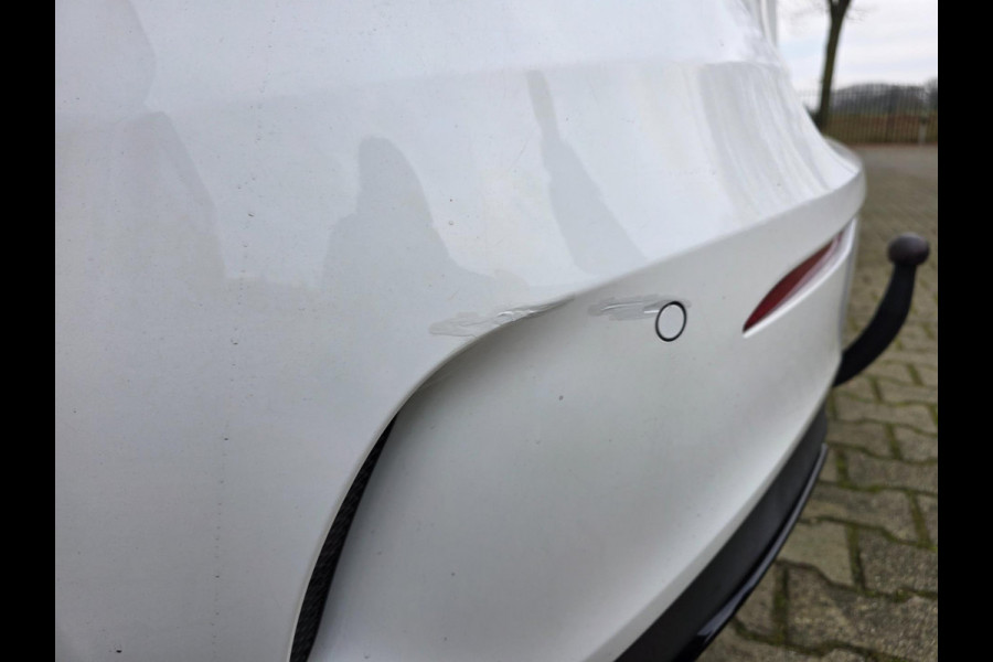 Mercedes-Benz A-Klasse 180 Business Solution AMG Night Upgrade / TECHNISCH HELEMAAL IN ORDE , OPTISCH MET ENKELE GEBRUIKERSSPOREN.