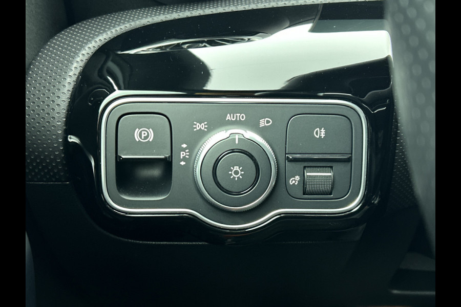 Mercedes-Benz A-Klasse 180 AMG Star Edition AMG Line | Ledkoplampen | Apple CarPlay | Licht- en zicht pakket | Keyless-Go | Spiegel Pakket | Stoelverwarming. Inclusief 24 maanden MB Certified garantie voor Europa.