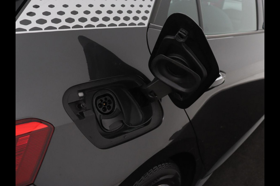 Volkswagen ID.3 First 58 kWh | Stoel & stuurverwarming | Adaptive cruise | Camera | Carplay | Navigatie | Full LED | Parkeerhulp | 18" lichtmetalen velgen