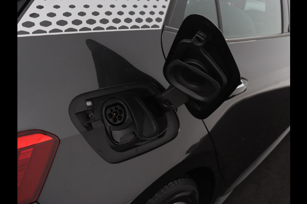 Volkswagen ID.3 First 58 kWh | Stoel & stuurverwarming | Adaptive cruise | Camera | Carplay | Navigatie | Full LED | Parkeerhulp | 18" lichtmetalen velgen