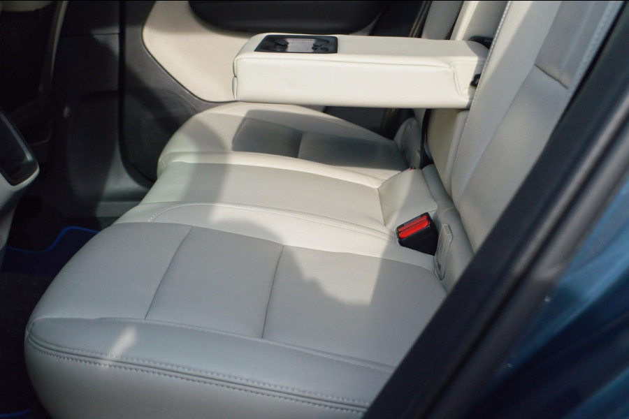 Volvo XC40 2.0 T4 Inscription | Wegklapbare trekhaak | Denim Blue + Beige leder | Stoelverwarming