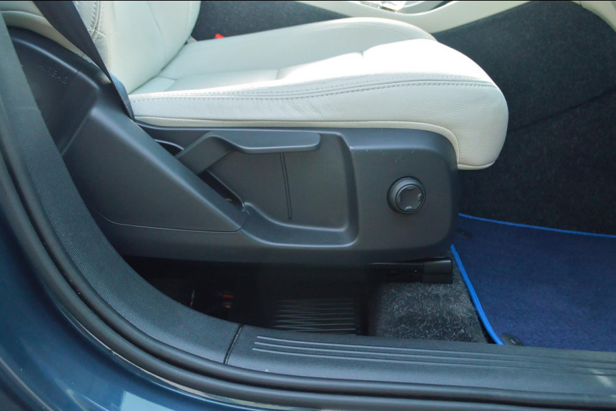 Volvo XC40 2.0 T4 Inscription | Wegklapbare trekhaak | Denim Blue + Beige leder | Stoelverwarming