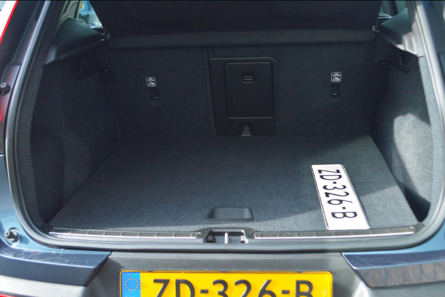 Volvo XC40 2.0 T4 Inscription | Wegklapbare trekhaak | Denim Blue + Beige leder | Stoelverwarming