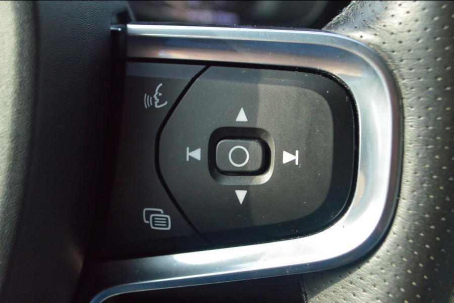 Volvo XC40 2.0 T4 Inscription | Wegklapbare trekhaak | Denim Blue + Beige leder | Stoelverwarming