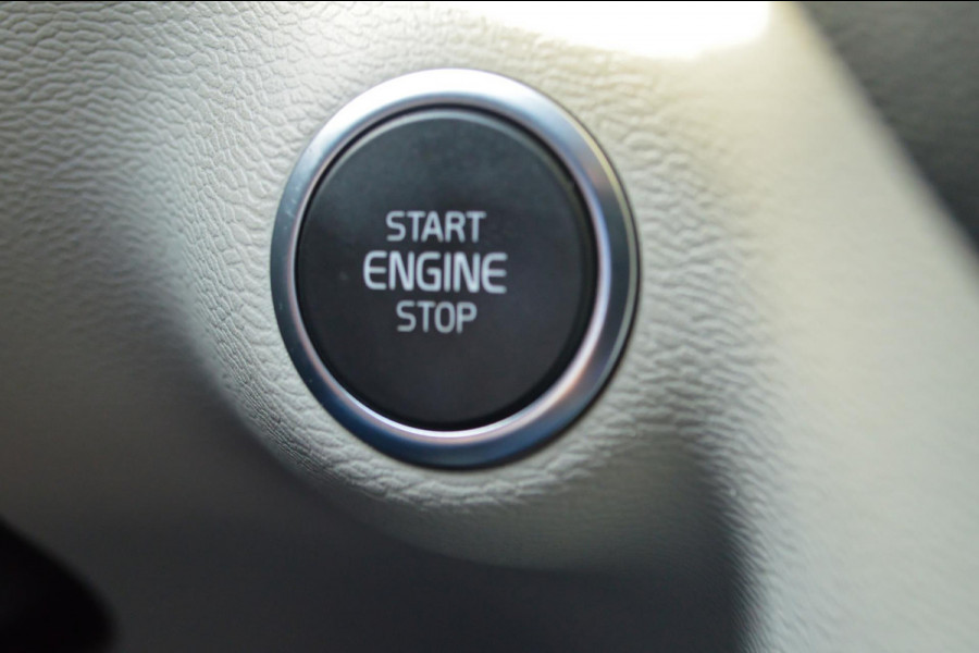 Volvo XC40 2.0 T4 Inscription | Wegklapbare trekhaak | Denim Blue + Beige leder | Stoelverwarming