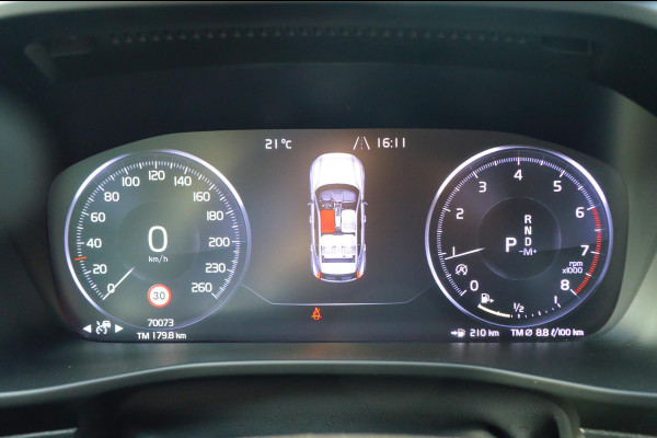 Volvo XC40 2.0 T4 Inscription | Wegklapbare trekhaak | Denim Blue + Beige leder | Stoelverwarming