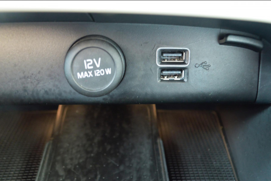 Volvo XC40 2.0 T4 Inscription | Wegklapbare trekhaak | Denim Blue + Beige leder | Stoelverwarming