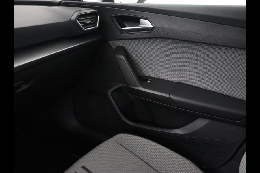 Seat Leon 1.0 eTSI Style | Trekhaak | Camera | Carplay | Full LED | Navigatie | Cruise control | Parkeerhulp | Climate control | Bluetooth