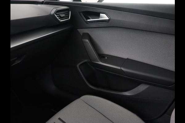 Seat Leon 1.0 eTSI Style | Trekhaak | Camera | Carplay | Full LED | Navigatie | Cruise control | Parkeerhulp | Climate control | Bluetooth