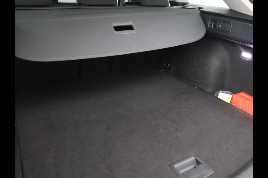 Seat Leon 1.0 eTSI Style | Trekhaak | Camera | Carplay | Full LED | Navigatie | Cruise control | Parkeerhulp | Climate control | Bluetooth