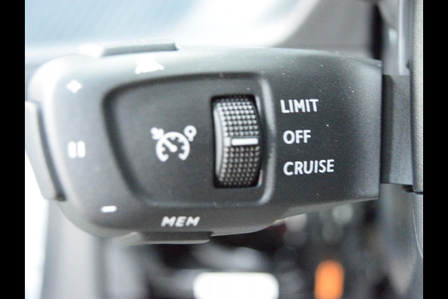 Peugeot 2008 1.2 Hybrid 145 GT | camera + sensoren V+A | 8 jaar garantie | adaptieve cruise control | stoelverwarming met massagefunctie