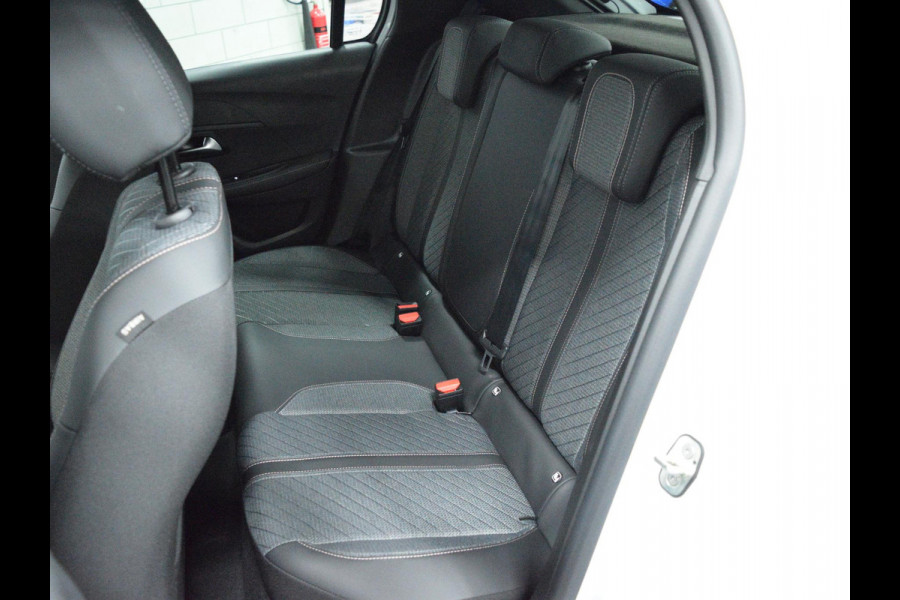 Peugeot 208 1.2 Hybrid 110 e-DCS6 Allure Private lease actie: € 376,- p/m o.b.v 48 mnd en 5.000 km per jaar  ACHTERUITRIJCAMERA MET SENSOREN | NAVIGATIE & CARPLAY | E.C.C. |