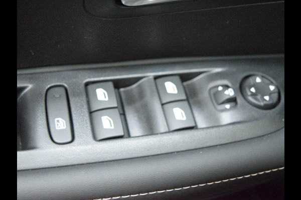 Peugeot 208 1.2 Hybrid 110 e-DCS6 Allure | Private lease actie: € 376,- p/m o.b.v. 48 mnd en 5.000 km per jaar| camera + sensoren V+A | navigatie | cruise control | carplay | E.C.C.