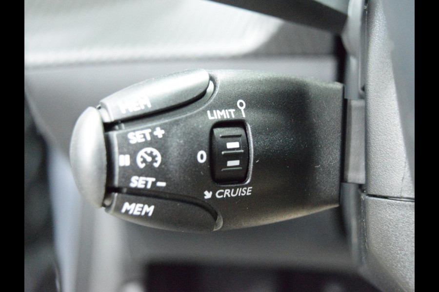 Peugeot 208 1.2 Hybrid 110 e-DCS6 Allure | Private lease actie: € 376,- p/m o.b.v. 48 mnd en 5.000 km per jaar| camera + sensoren V+A | navigatie | cruise control | carplay | E.C.C.