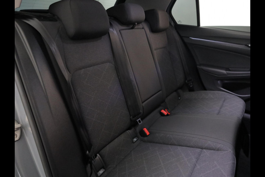 Volkswagen Golf 1.0 TSI Life 110pk 6bak| Navigatie| LM-velgen| Keyless start| Parksensors