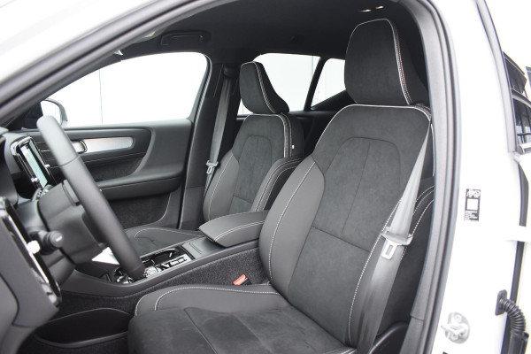 Volvo XC40 B4 211PK Automaat Plus Dark / Navigatie / Adaptive Cruise / Harman Kardon / Stuur- & Stoelverwarming / Elektrische achterklep / Achteruitrijcamera / Elektrische stoelverst. met geheugen / Extra getint glas / Microtech/Nubuck