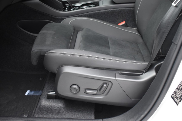 Volvo XC40 B4 211PK Automaat Plus Dark / Navigatie / Adaptive Cruise / Harman Kardon / Stuur- & Stoelverwarming / Elektrische achterklep / Achteruitrijcamera / Elektrische stoelverst. met geheugen / Extra getint glas / Microtech/Nubuck