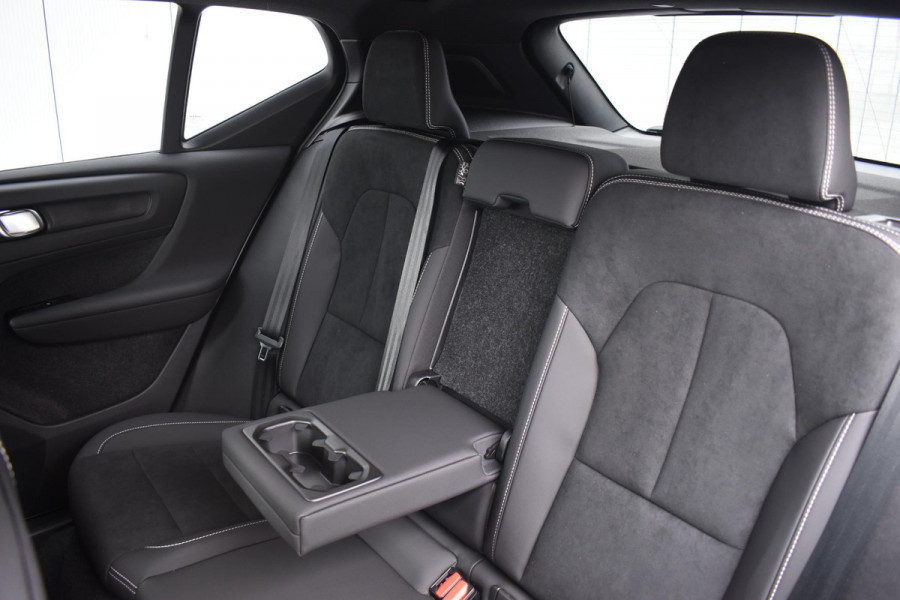 Volvo XC40 B4 211PK Automaat Plus Dark / Navigatie / Adaptive Cruise / Harman Kardon / Stuur- & Stoelverwarming / Elektrische achterklep / Achteruitrijcamera / Elektrische stoelverst. met geheugen / Extra getint glas / Microtech/Nubuck