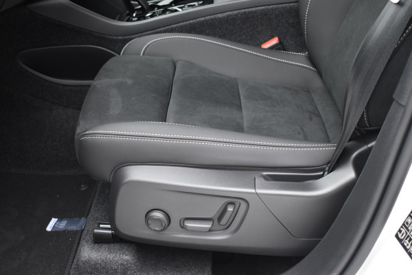 Volvo XC40 B4 211PK Automaat Plus Dark / Navigatie / Adaptive Cruise / Harman Kardon / Stuur- & Stoelverwarming / Elektrische achterklep / Achteruitrijcamera / Elektrische stoelverst. met geheugen / Extra getint glas / Microtech/Nubuck