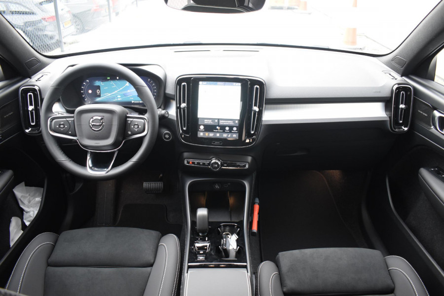 Volvo XC40 B4 211PK Automaat Plus Dark / Navigatie / Adaptive Cruise / Harman Kardon / Stuur- & Stoelverwarming / Elektrische achterklep / Achteruitrijcamera / Elektrische stoelverst. met geheugen / Extra getint glas / Microtech/Nubuck