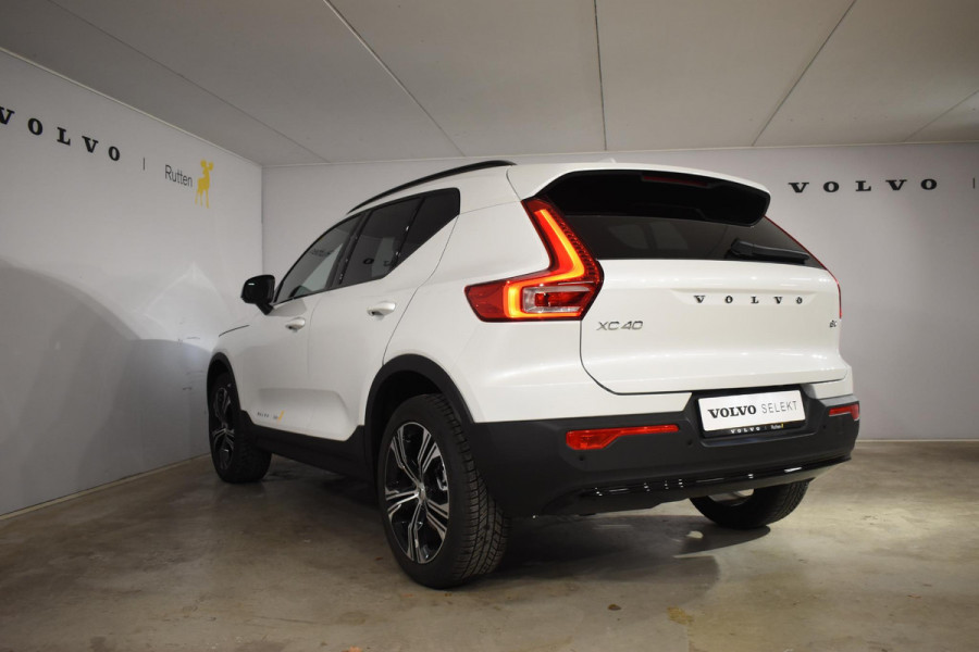 Volvo XC40 B4 211PK Automaat Plus Dark / Navigatie / Adaptive Cruise / Harman Kardon / Stuur- & Stoelverwarming / Elektrische achterklep / Achteruitrijcamera / Elektrische stoelverst. met geheugen / Extra getint glas / Microtech/Nubuck