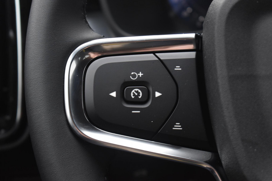 Volvo XC40 B4 211PK Automaat Plus Dark / Navigatie / Adaptive Cruise / Harman Kardon / Stuur- & Stoelverwarming / Elektrische achterklep / Achteruitrijcamera / Elektrische stoelverst. met geheugen / Extra getint glas / Microtech/Nubuck